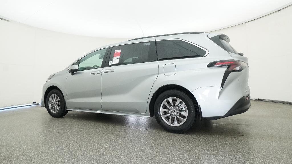 2025 Toyota Sienna XLE photo 4