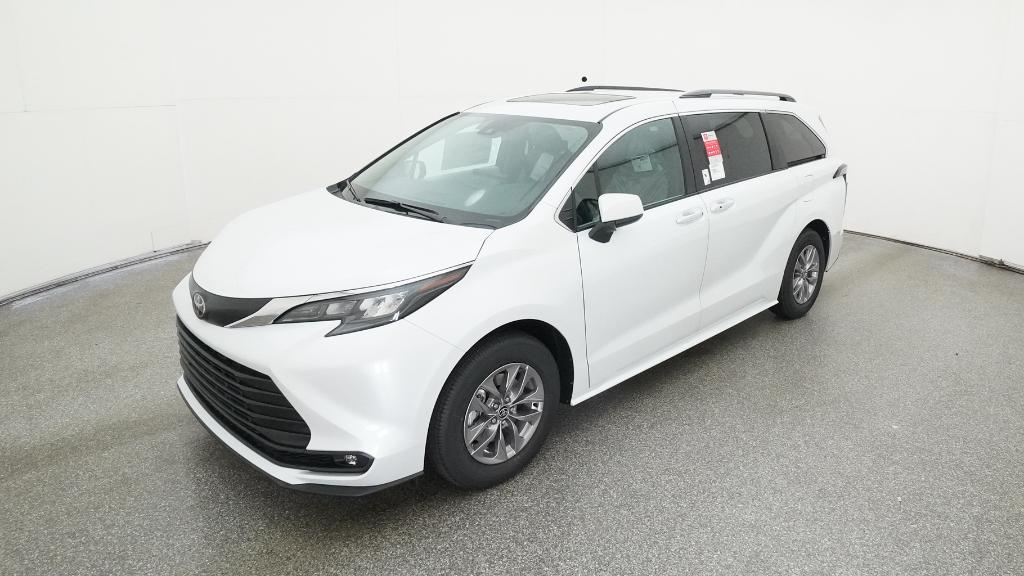 2026 Toyota Sienna XLE's photo