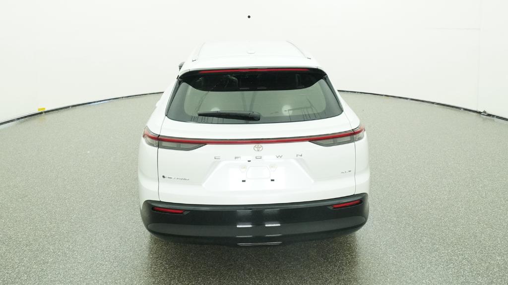 2025 Toyota Crown Signia XLE photo 3