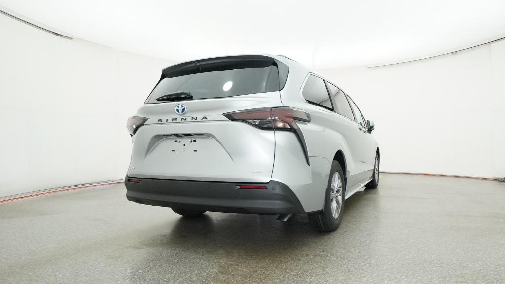 2025 Toyota Sienna XLE photo 4