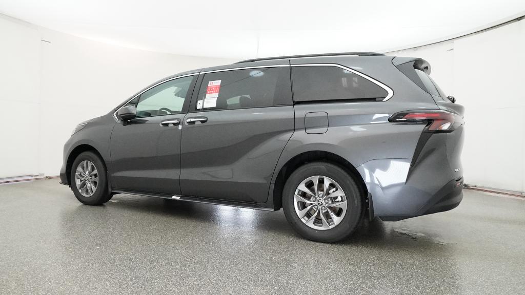 2025 Toyota Sienna XLE photo 3