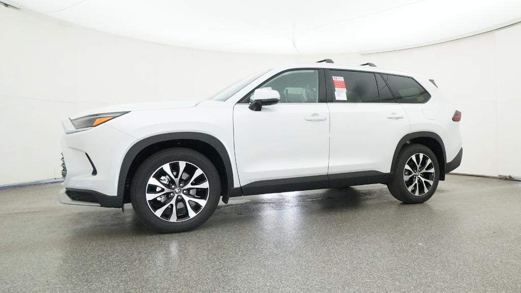 2026 Toyota Highlander Limited Hybrid photo 3