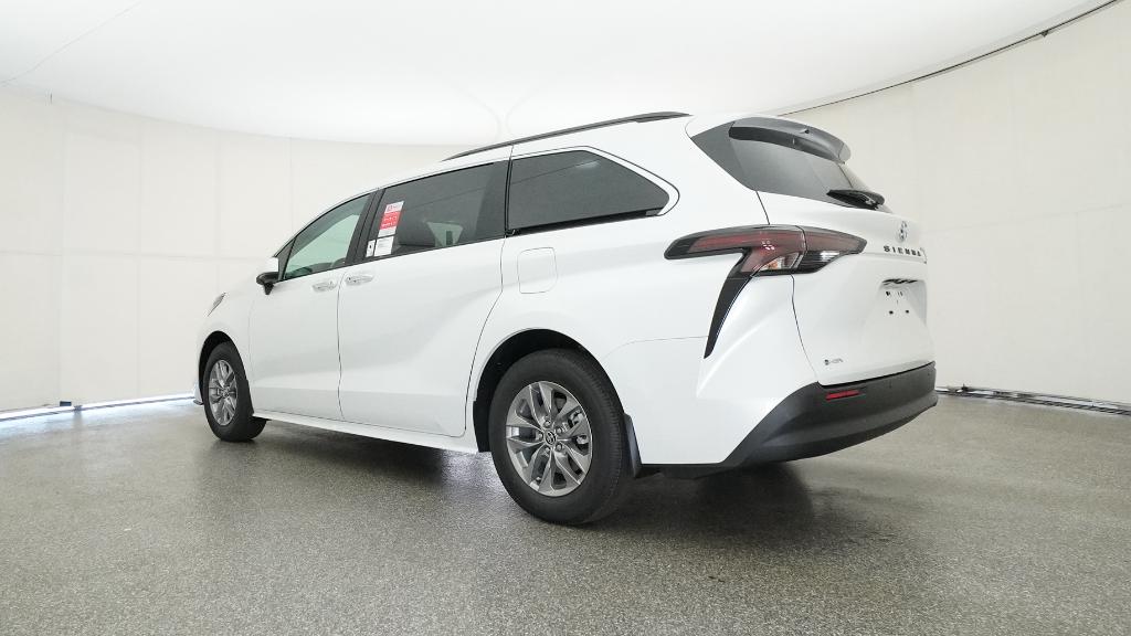 2025 Toyota Sienna XLE photo 4