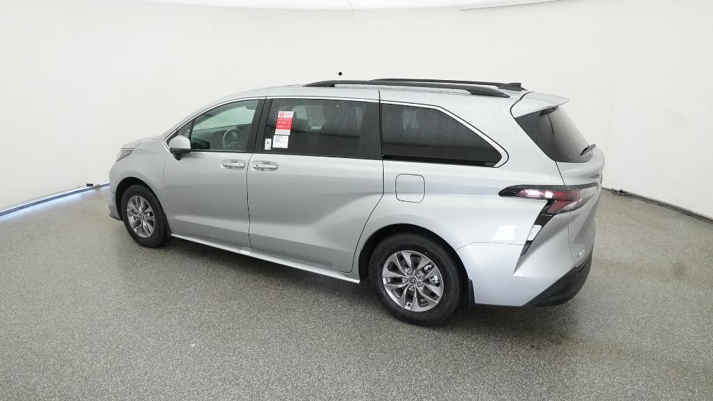 2025 Toyota Sienna XLE photo 3