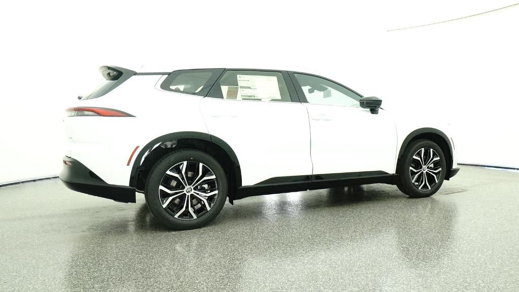 2025 Toyota Crown Signia XLE photo 2