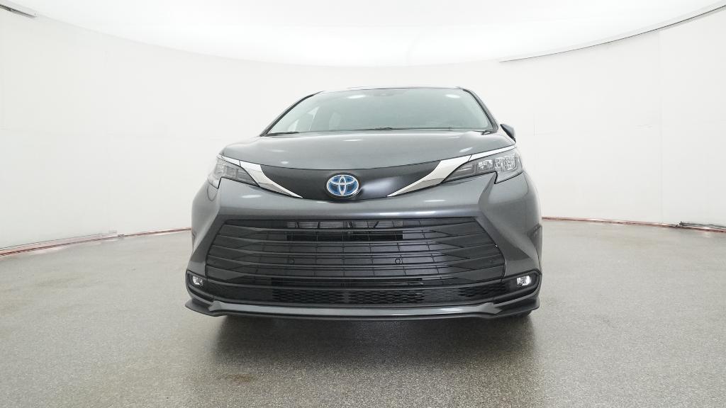 2025 Toyota Sienna XLE photo 4