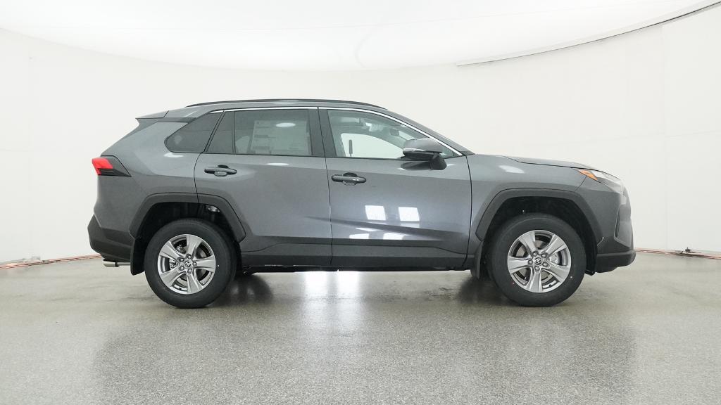 2025 Toyota RAV4 XLE photo 4