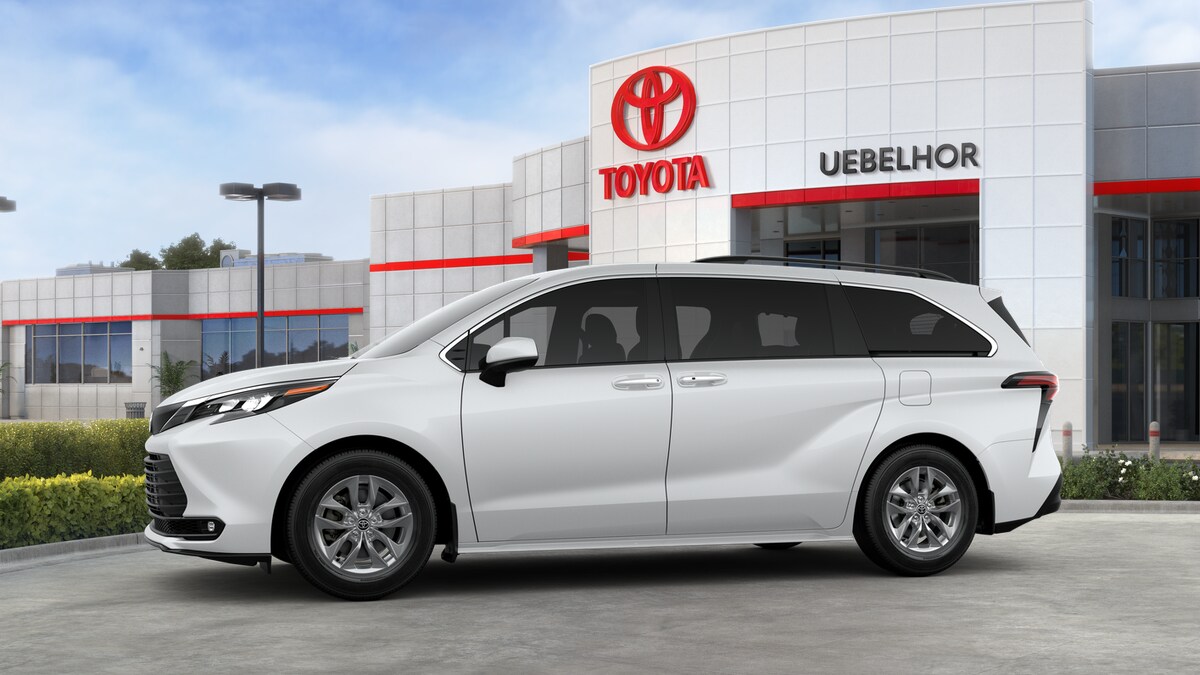 2025 Toyota Sienna XLE photo 4