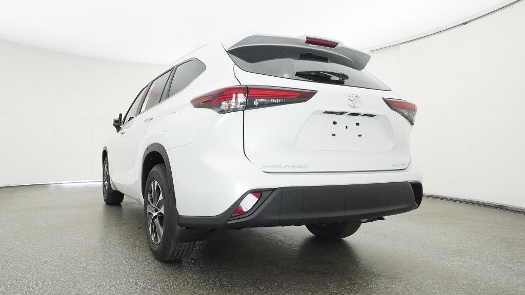 2026 Toyota Highlander XLE photo 2