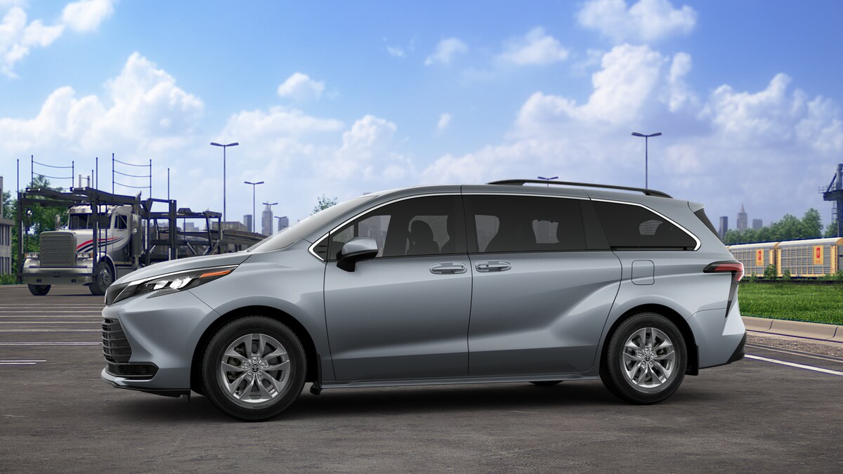 2025 Toyota Sienna LE photo 3