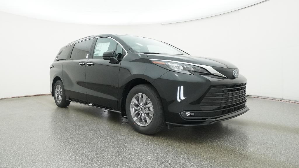 2025 Toyota Sienna XLE photo 2