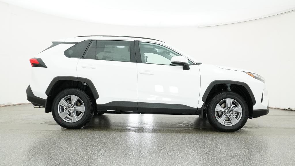 2025 Toyota RAV4 XLE photo 4