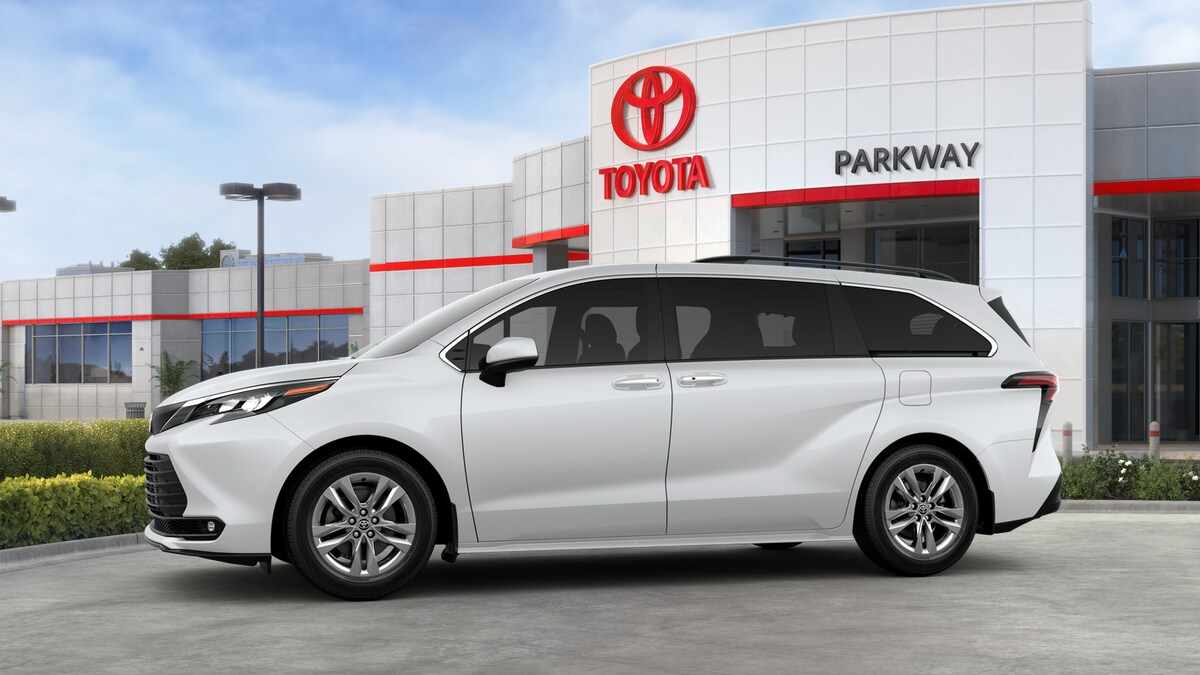 2025 Toyota Sienna XLE photo 3