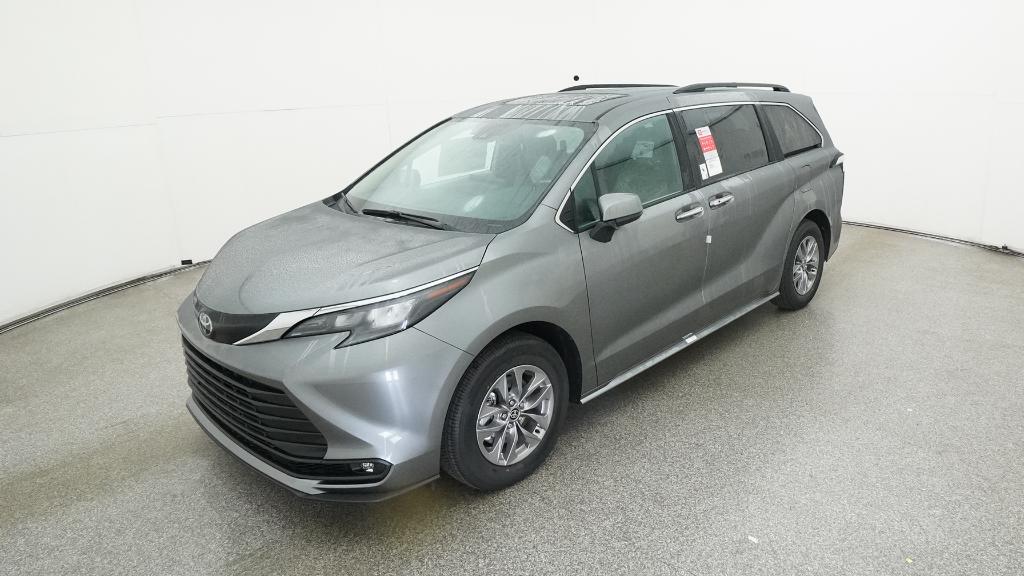 2026 Toyota Sienna XLE's photo
