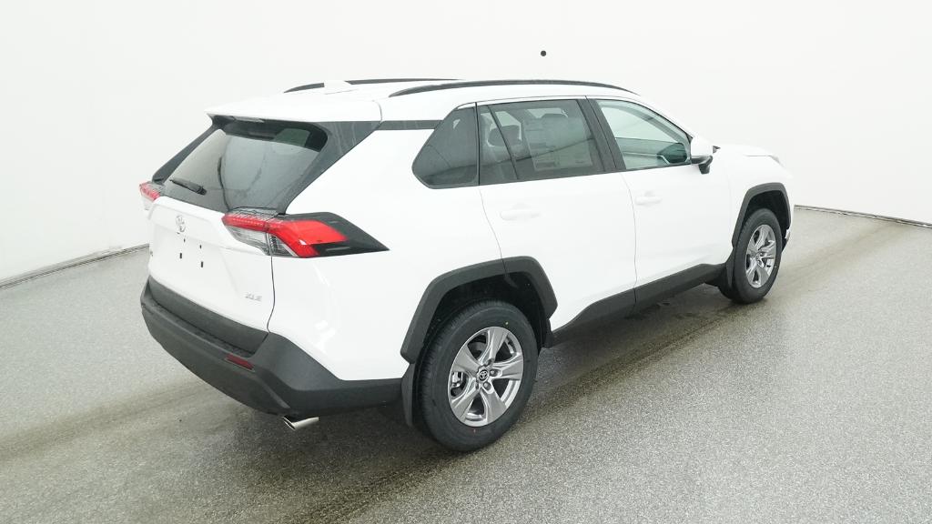 2025 Toyota RAV4 XLE photo 4