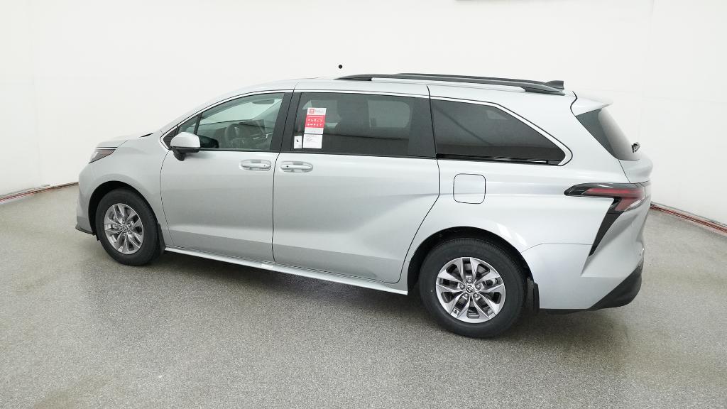 2025 Toyota Sienna XLE photo 2