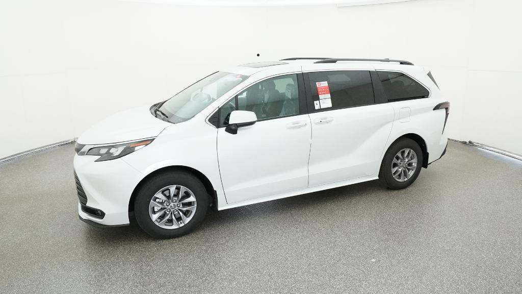 2025 Toyota Sienna XLE photo 3