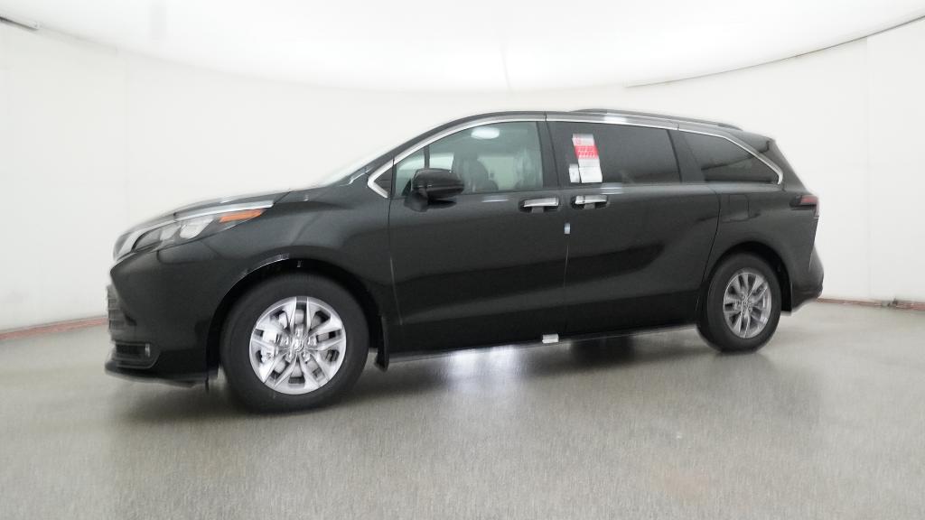 2025 Toyota Sienna XLE photo 3