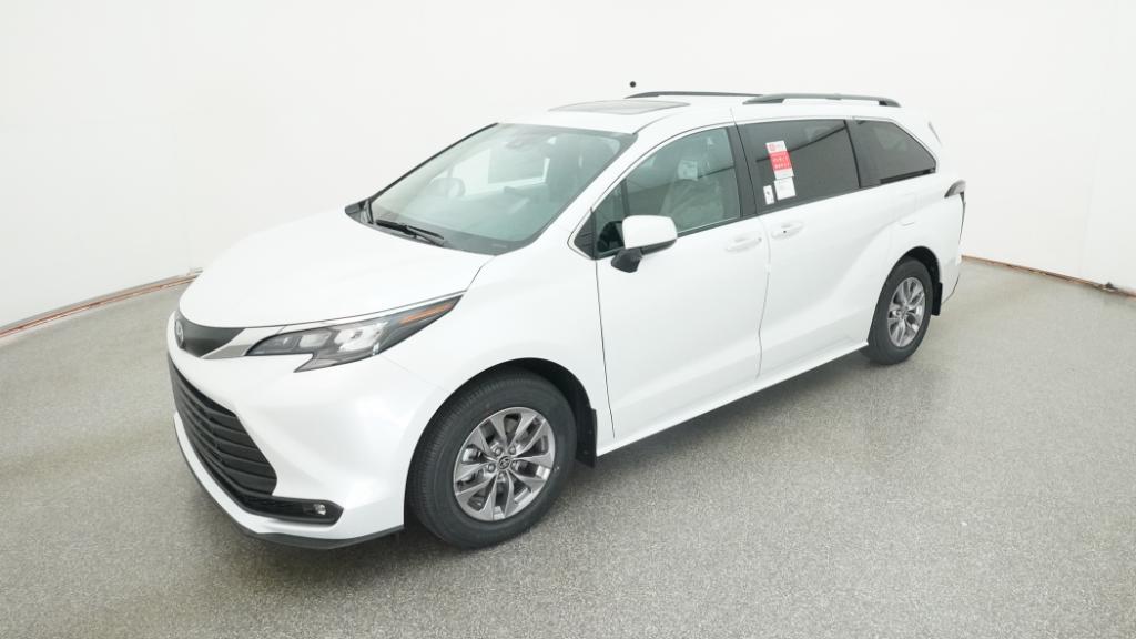 2026 Toyota Sienna XLE's photo