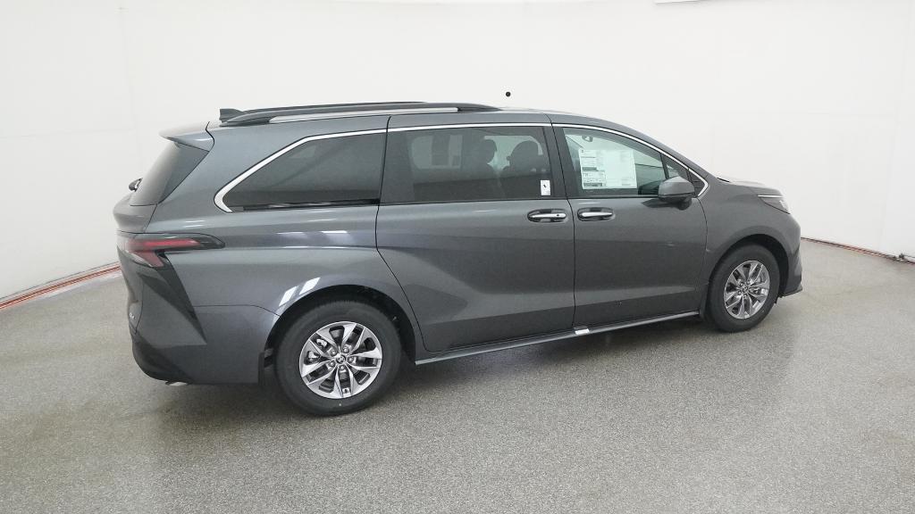 2025 Toyota Sienna XLE photo 3