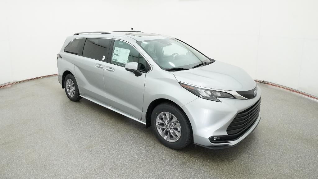 2025 Toyota Sienna XLE photo 3