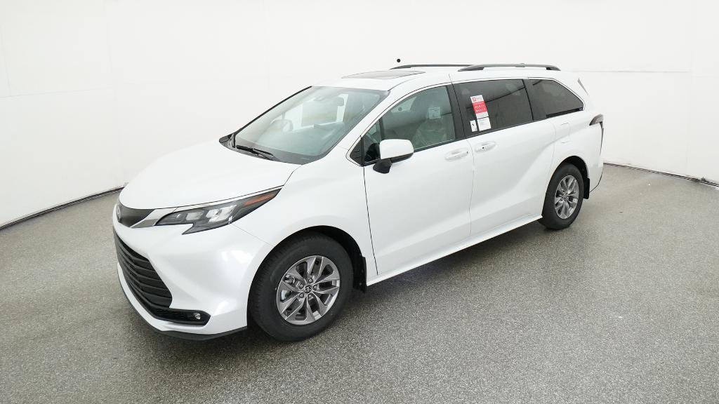 2026 Toyota Sienna XLE's photo