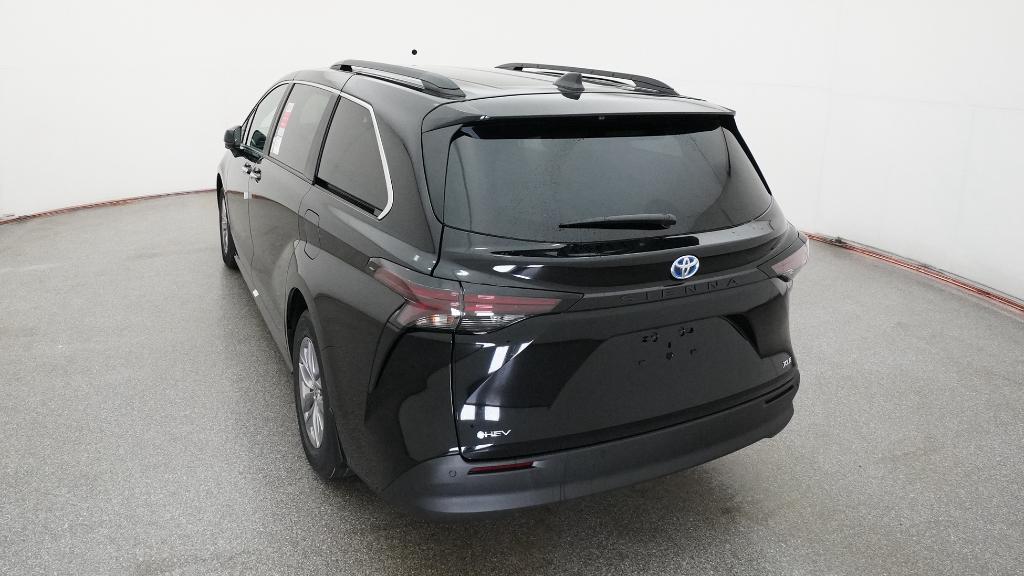 2025 Toyota Sienna XLE photo 4
