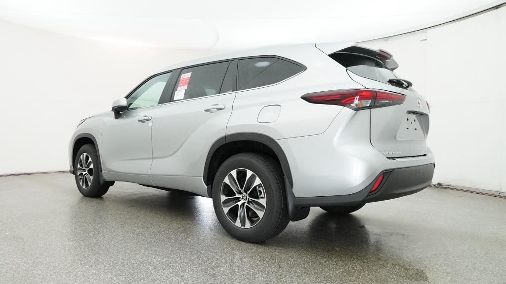 2025 Toyota Highlander XLE photo 2