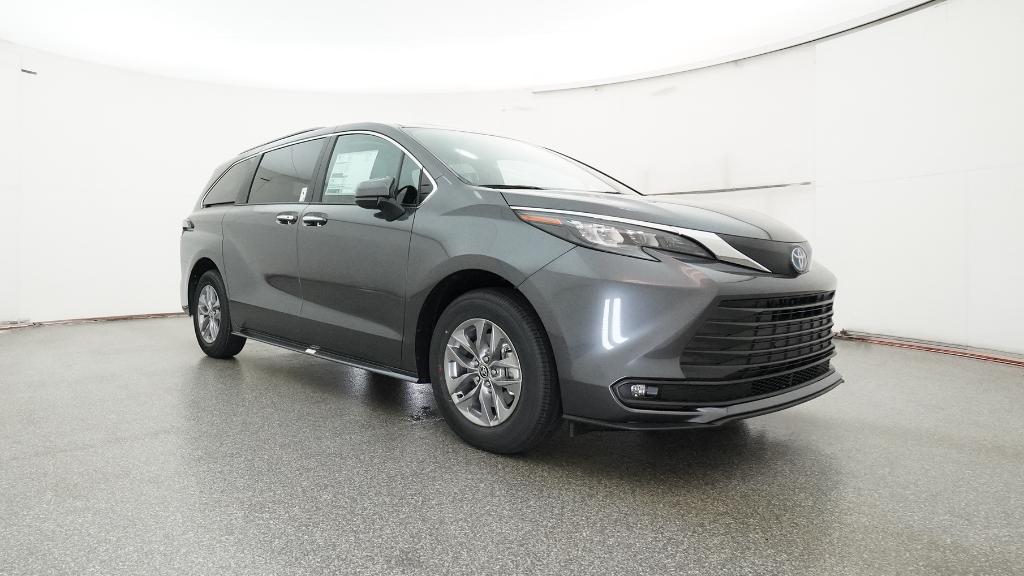 2025 Toyota Sienna XLE photo 2