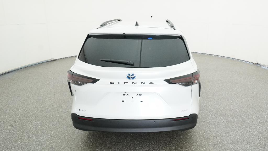 2025 Toyota Sienna XLE photo 4