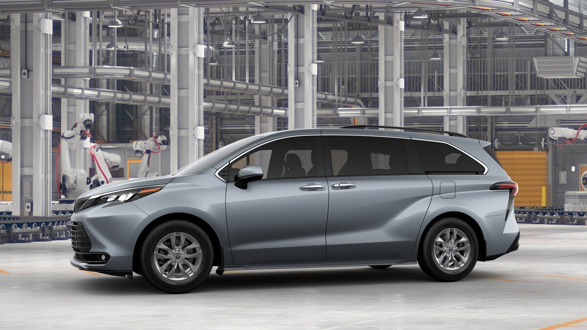 2025 Toyota Sienna XLE photo 3