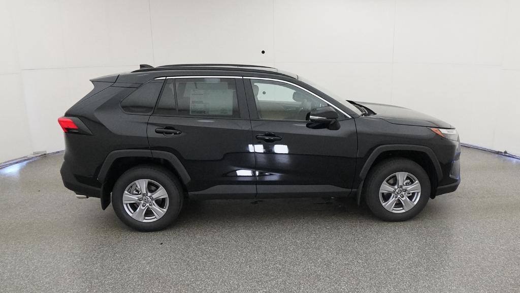 2025 Toyota RAV4 XLE photo 4