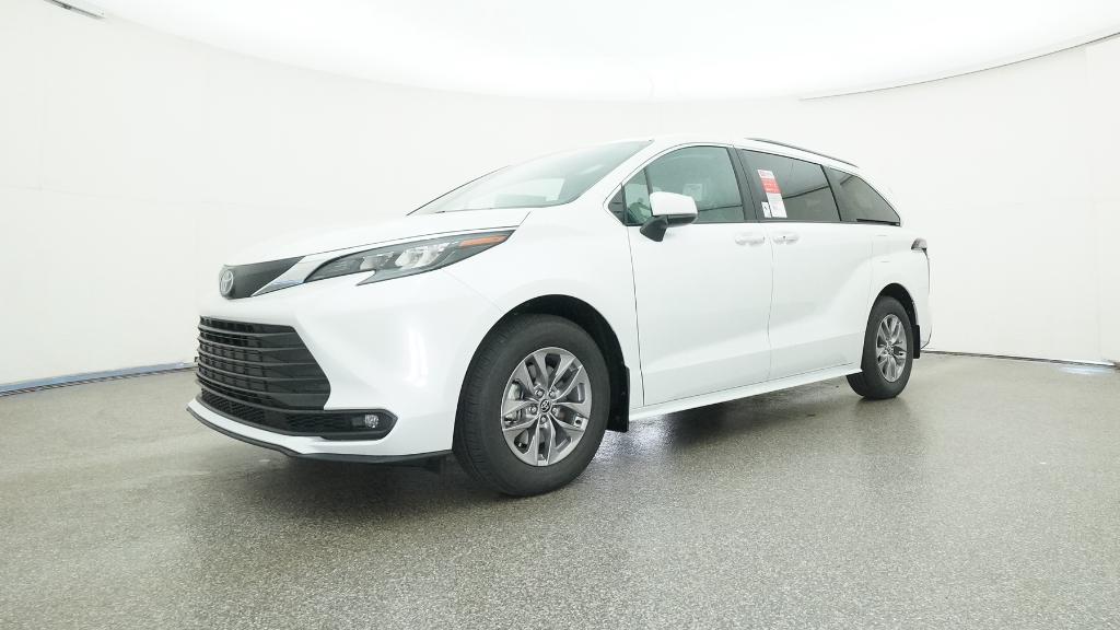 2025 Toyota Sienna XLE photo 2