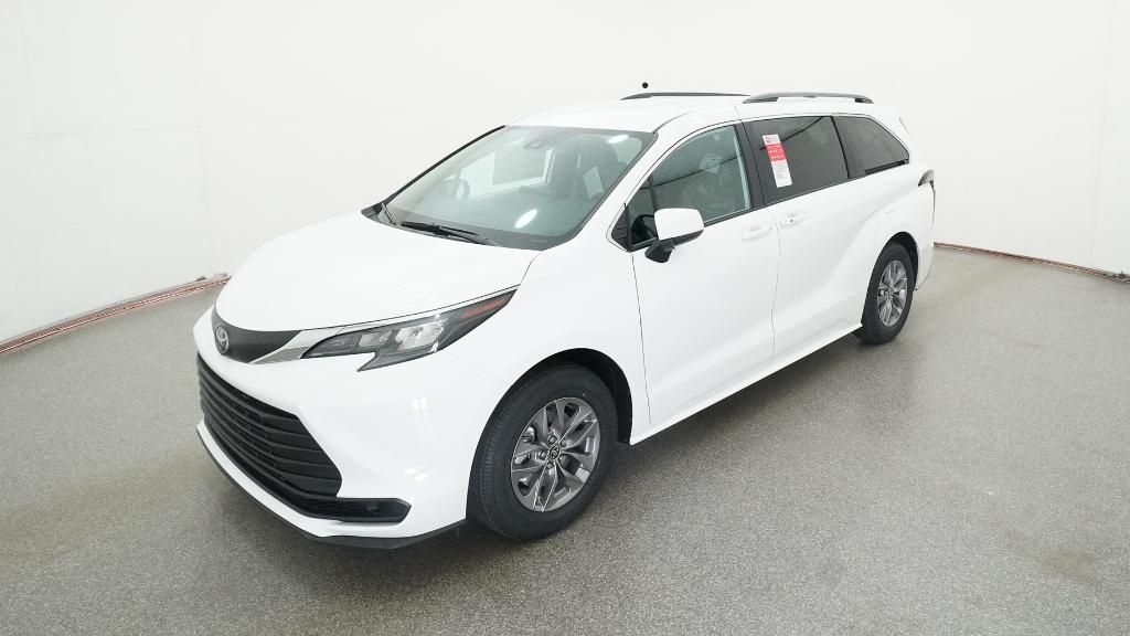 2026 Toyota Sienna LE's photo