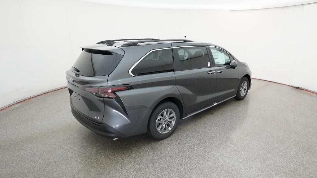 2025 Toyota Sienna XLE photo 3