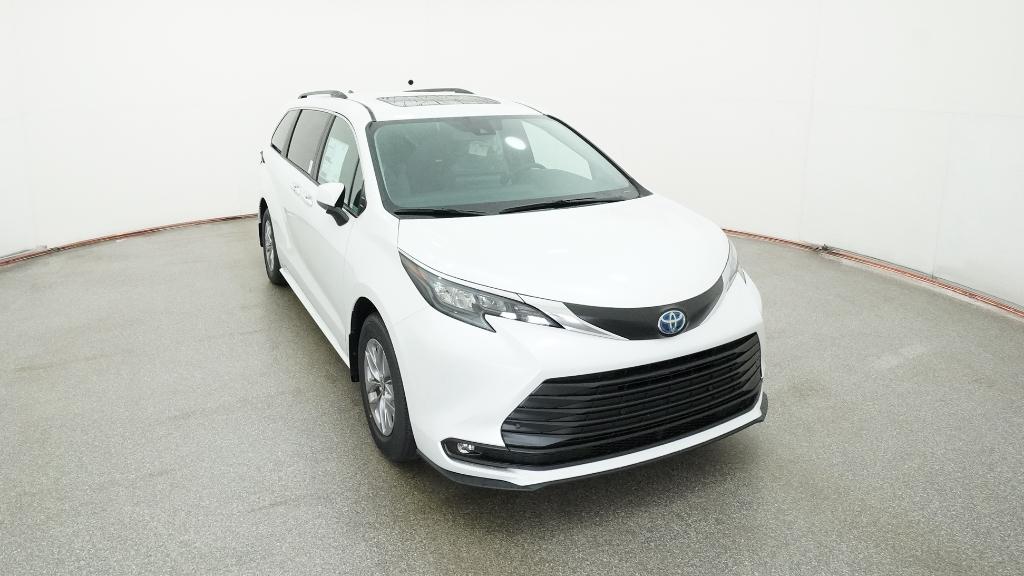 2025 Toyota Sienna XLE photo 3