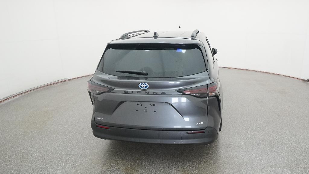 2025 Toyota Sienna XLE photo 3
