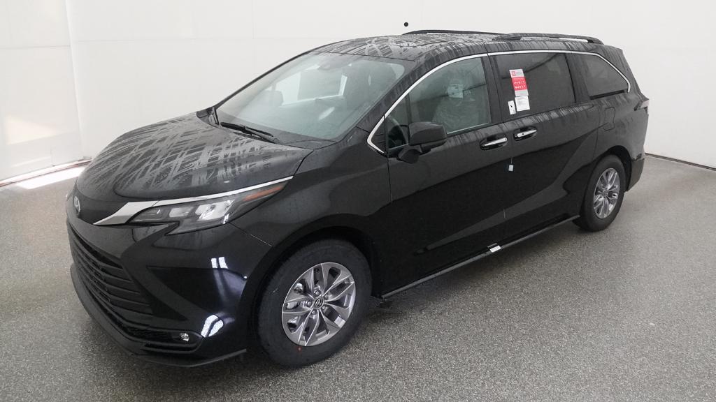2026 Toyota Sienna XLE 8-Passenger Hybrid FWD's photo