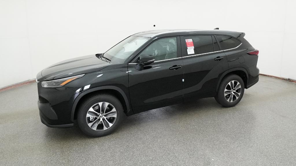 2025 Toyota Highlander XLE photo 3