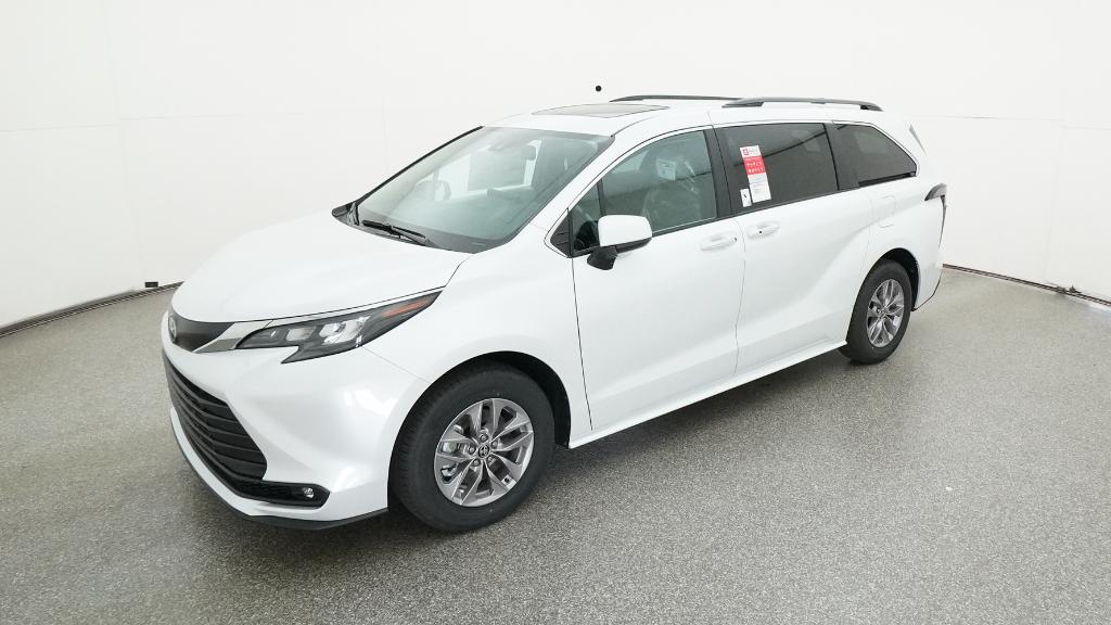 2026 Toyota Sienna XLE's photo