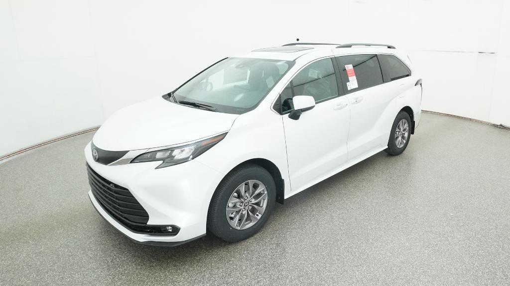 2026 Toyota Sienna XLE's photo