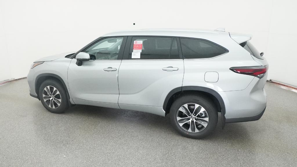 2025 Toyota Highlander XLE photo 2