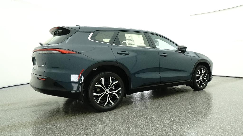 2025 Toyota Crown Signia XLE photo 2