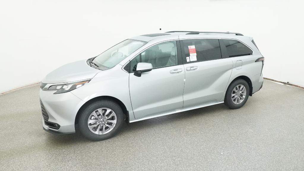 2025 Toyota Sienna XLE photo 2