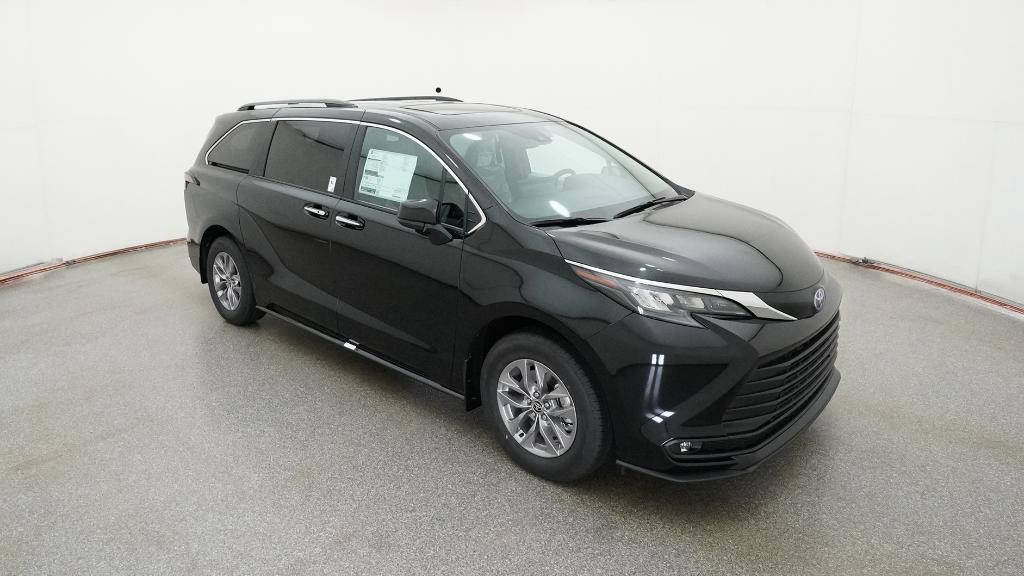 2025 Toyota Sienna XLE photo 4