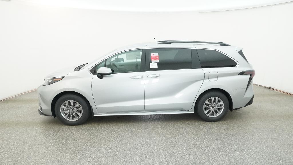 2025 Toyota Sienna LE photo 2
