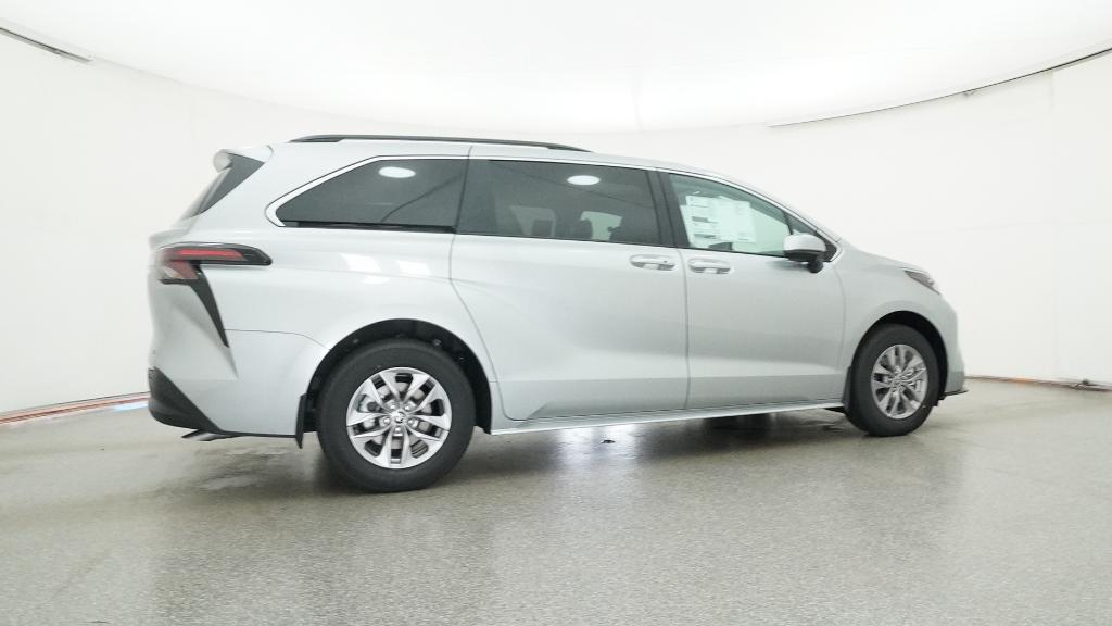 2025 Toyota Sienna LE photo 3
