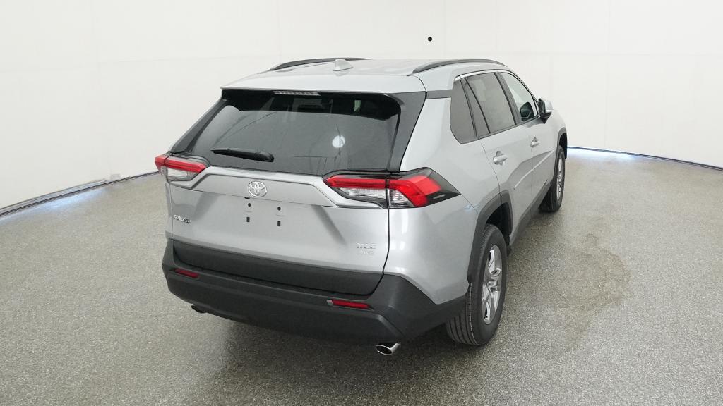 2025 Toyota RAV4 XLE photo 4
