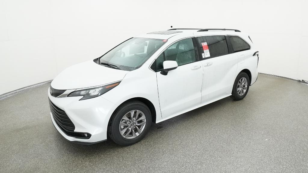2026 Toyota Sienna XLE's photo