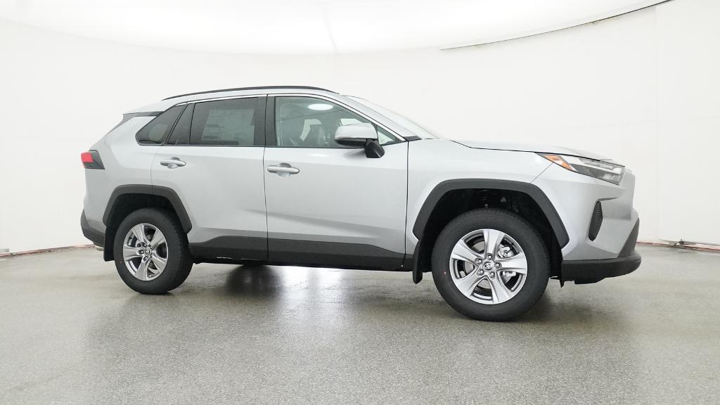 2025 Toyota RAV4 XLE photo 4